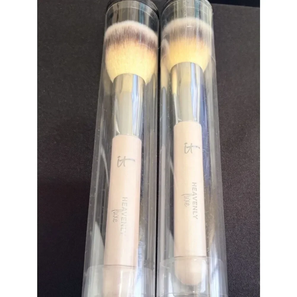 it cosmetics Heavenly Luxe Powder Brush in Light Pink & Silver